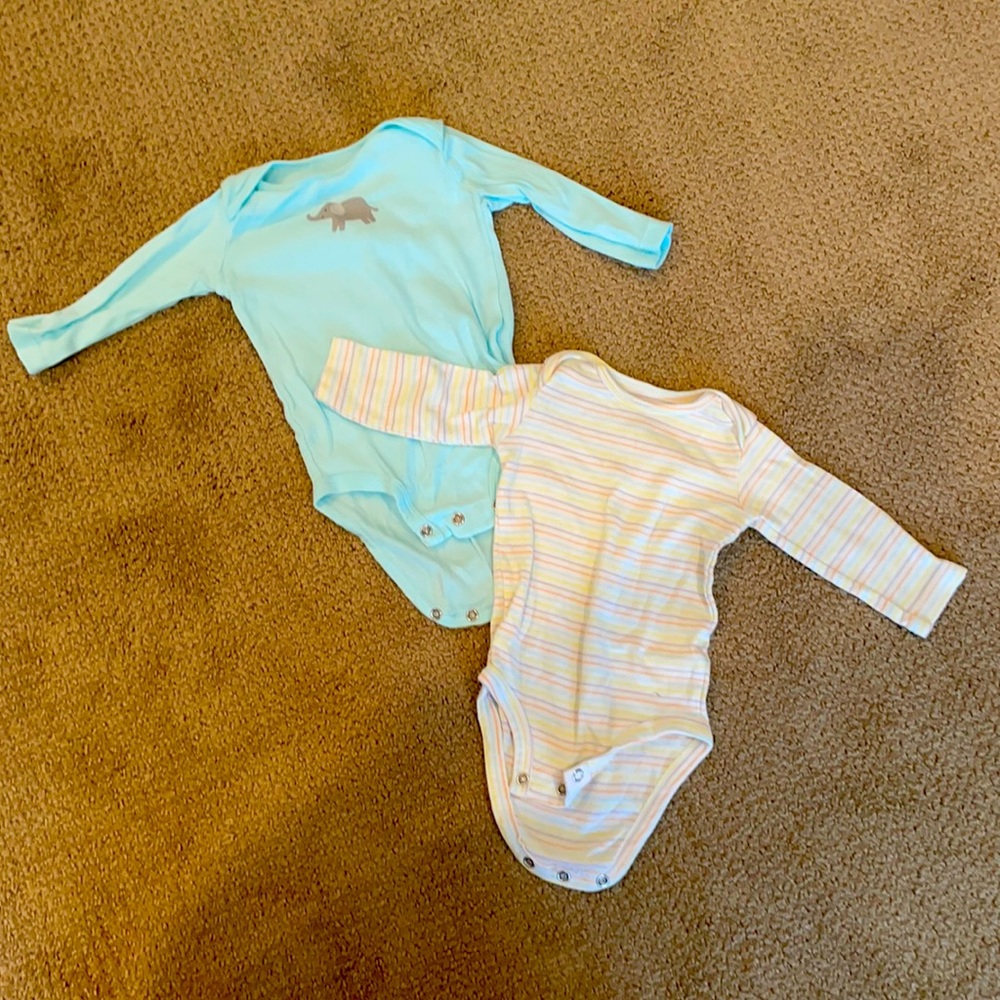 2 long sleeve onesies Carter’s 6 mo
